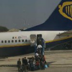 Ryanair-Boeing schiesst über Landebahn hinaus