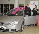 Volkswagen spendet Golf als „Glanzstück“ für wohltätigen Pink Tie Ball