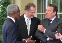 Kofi Annan, Gerhard Schröder, Adolf Ogi und Franz Vranitzki diskutieren in Hannover