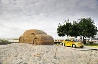 New Beetle Sunshine Tour an diesem Wochenende: Künstler errichten Sand-Monument am Ostseestrand