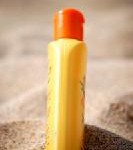 Erst Sonnencreme, dann Insektenschutz auftragen