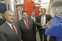 Bundesumweltminister Sigmar Gabriel nimmt Blockheizkraftwerk offiziell in Betrieb