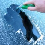 TÜV Rheinland warnt: Auto vollständig von Eis und Schnee befreien