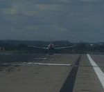 Flughafen Stuttgart  Kleines Frachtflugzeug  blockiert Landebahn