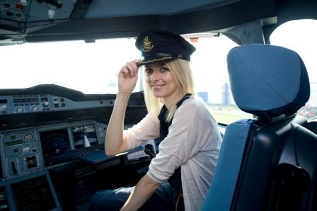 Supermodell im Superjumbo: Eva Padberg checkt im Emirates Airbus A380 ein