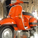 Flotte Flitzer in Lissabon: Miniscooter und Vespa im MUDE Museum