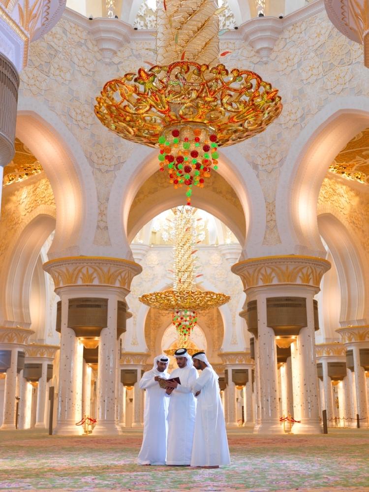 Abu Dhabi: Sheikh Zayed Moschee mit neuer Bibliothek