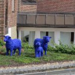 Blaue Schafe auf dem Hoteldach