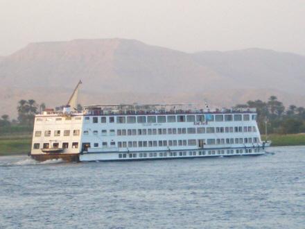 Steigenberger mit Kreuzfahrtschiffen auf dem Nil und dem Nassersee