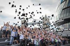 Londons Studenten brechen den Weltrekord im Doktorhut-Werfen