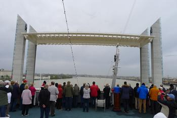 ASTOR passiert als erstes Kreuzfahrtschiff die größte Hubbrücke Europas