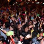 Mit einem Plastikhammer gerüstet zum São João Fest