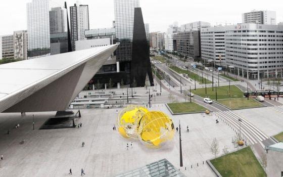„Küssende Erde“: Neue Skulptur am Rotterdamer Bahnhof