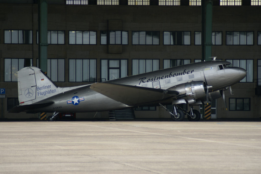 Rosinenbomber – DC 3 in Berlin Tempelhof