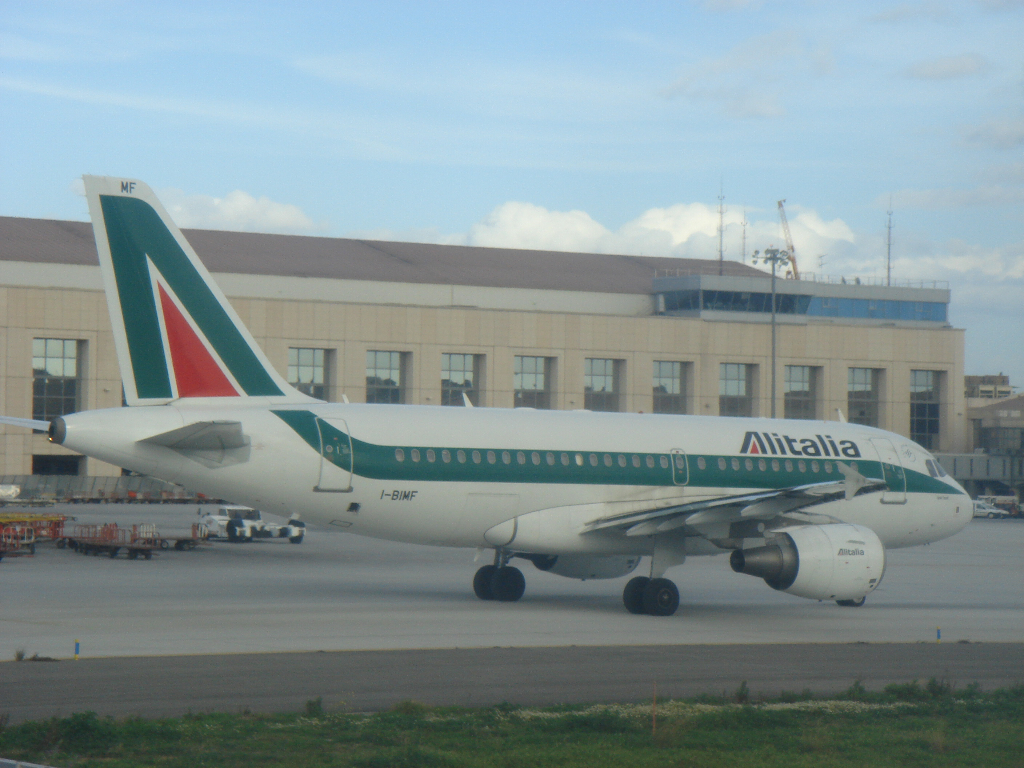 Alitalia - italienische Staatsairline in der Sky-Team Allianz wird Mitglied der AirFrance-KLM-Gruppe