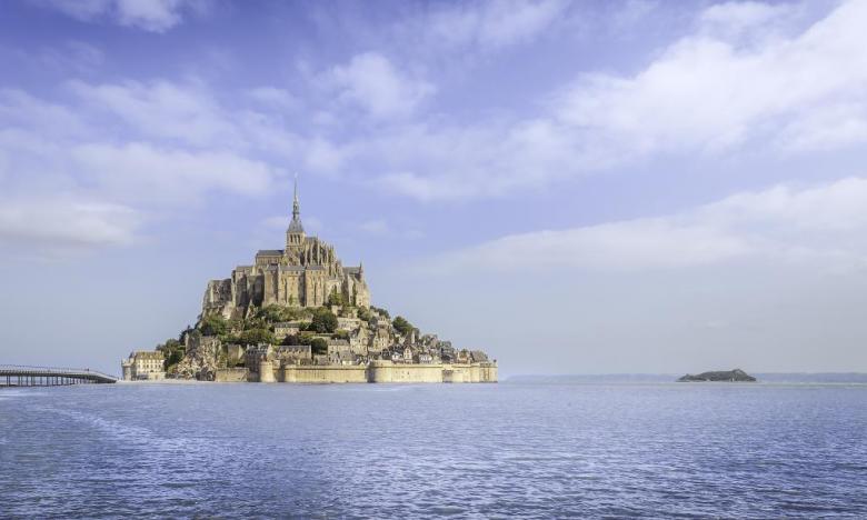 Hohe Fluten am Mont Saint-Michel: Mittelalterliche „Stadt der Bücher“ mit den stärksten Gezeiten Europas