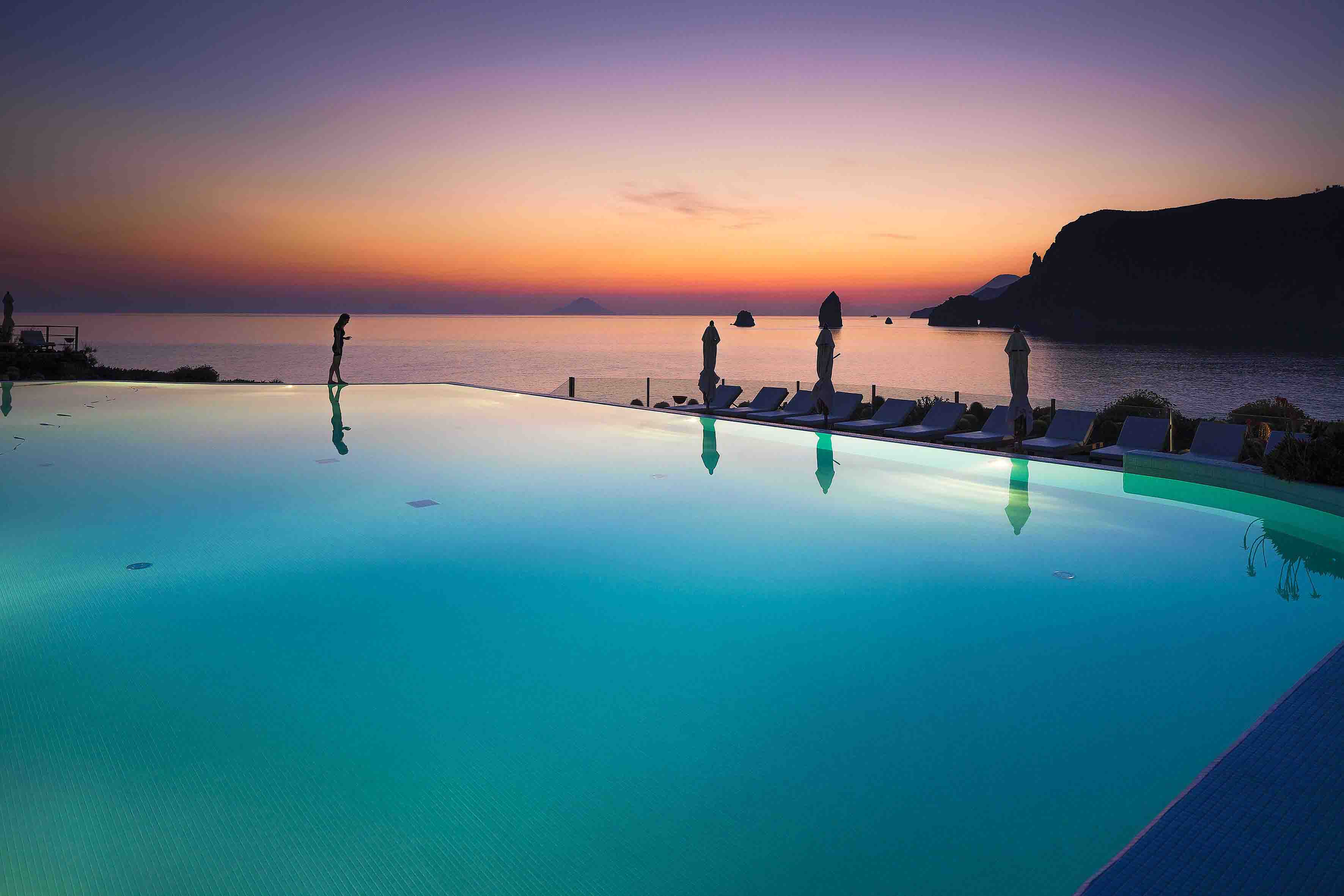 Therasia Resort Sea & SPA stellt sich vor:  Die mediterrane Atmosphäre, die exklusive Gastfreundschaft und der Luxus, eine Pause von Natur umgeben zu genießen.